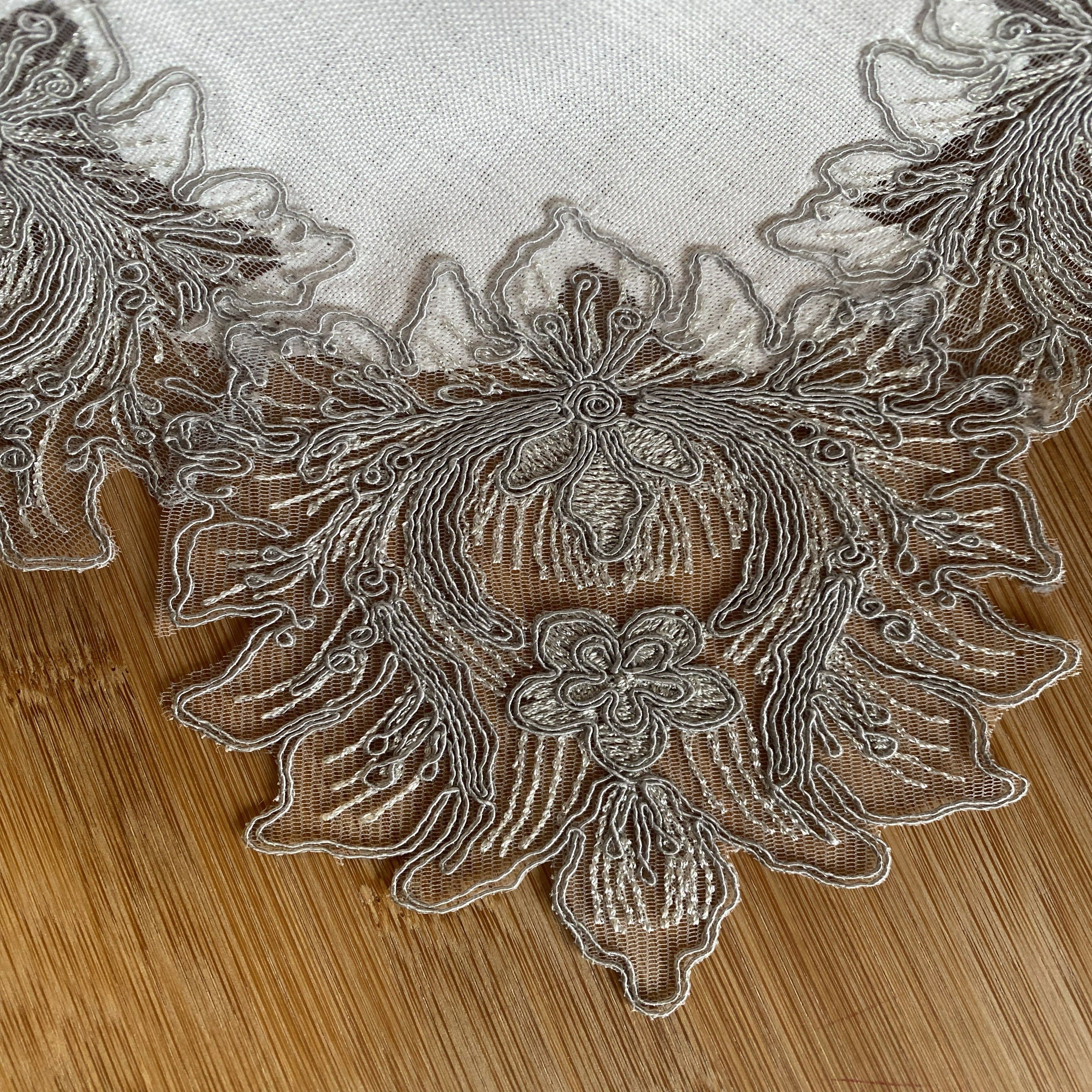 Taj Mahal Lüx asztali futó törtfehér vászon, ezüst csipkével 40*155 cm